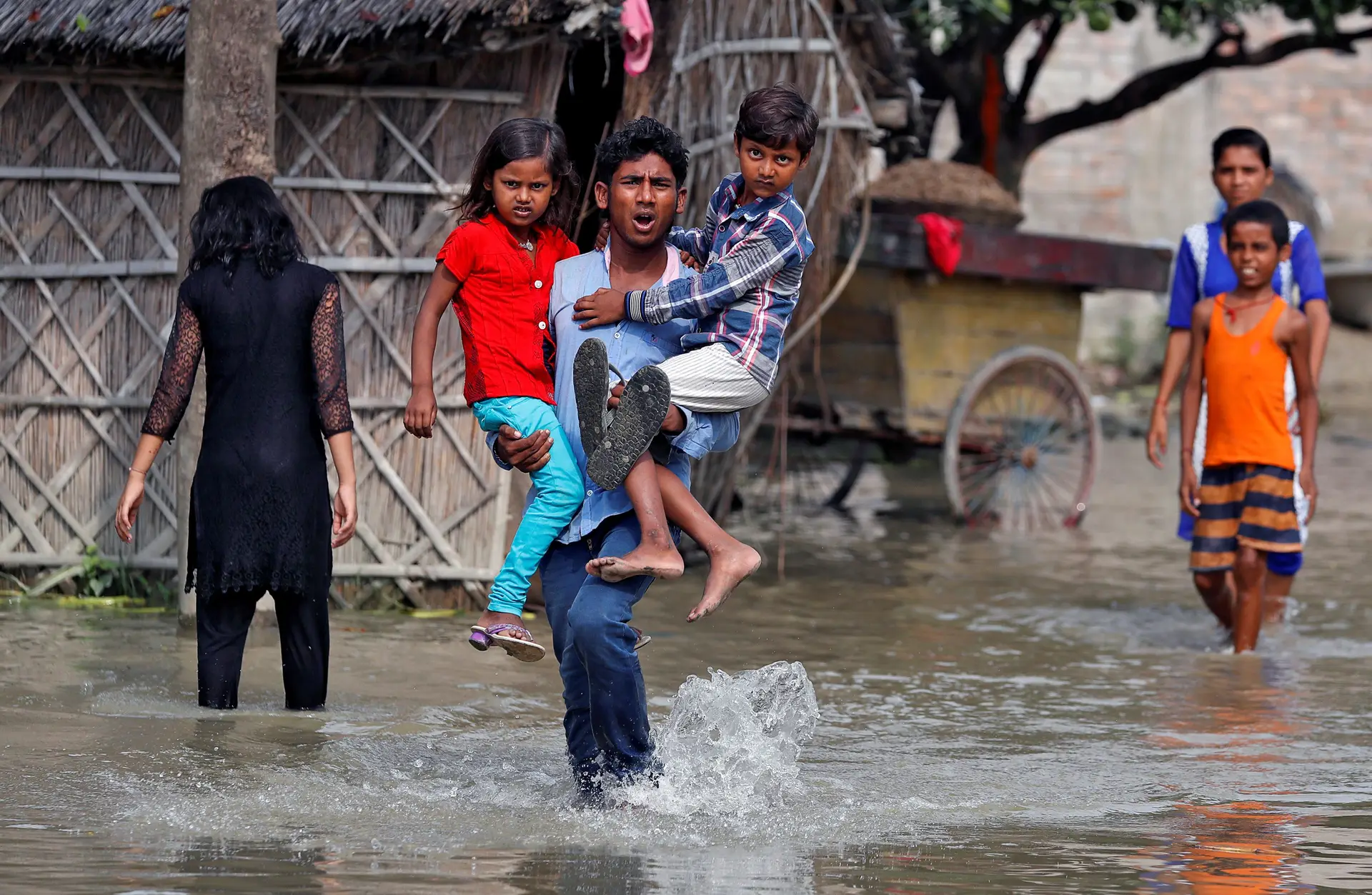 Foi atingido um recorde de inundações em países como a Índia, Nepal e Bangladesh. De acordo com dados do relatório da ONU, a Índia regista 2,3 milhões de deslocados.