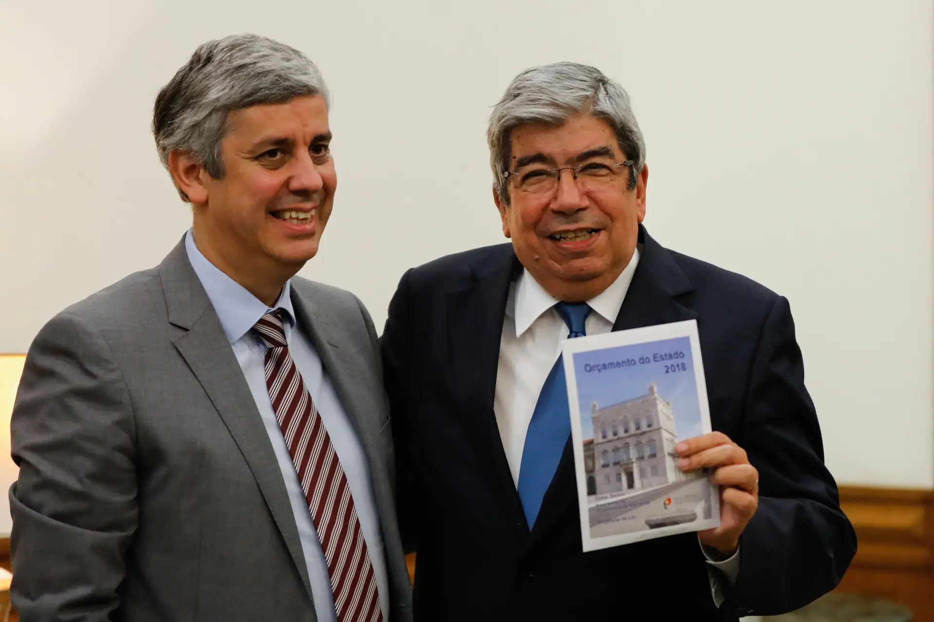 Mário Centeno e Ferro Rodrigues durante a entrega do Orçamento do Estado para 2018