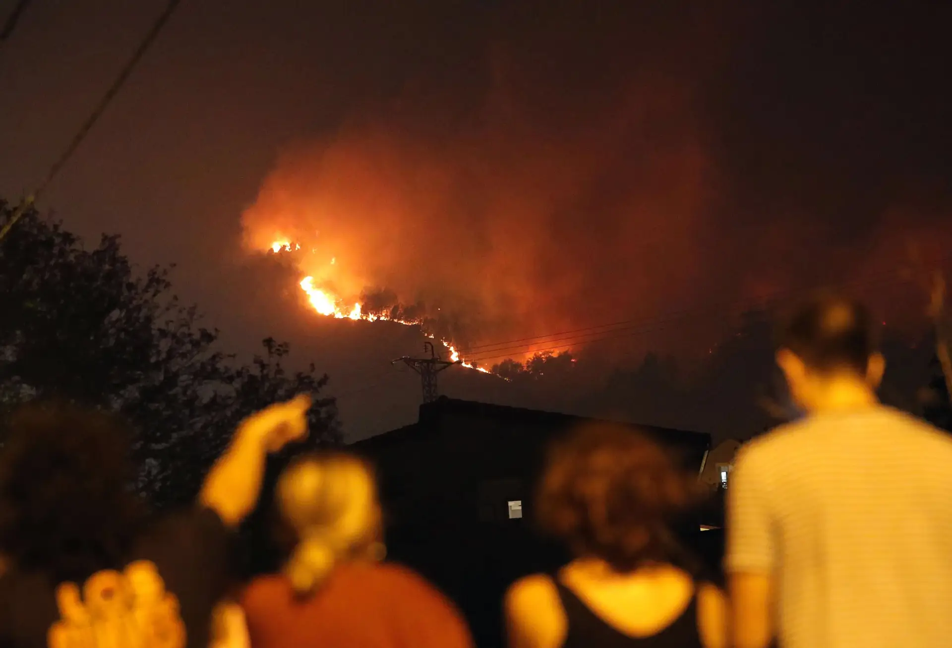 Incêndios obrigam à suspensão de aulas em Vigo