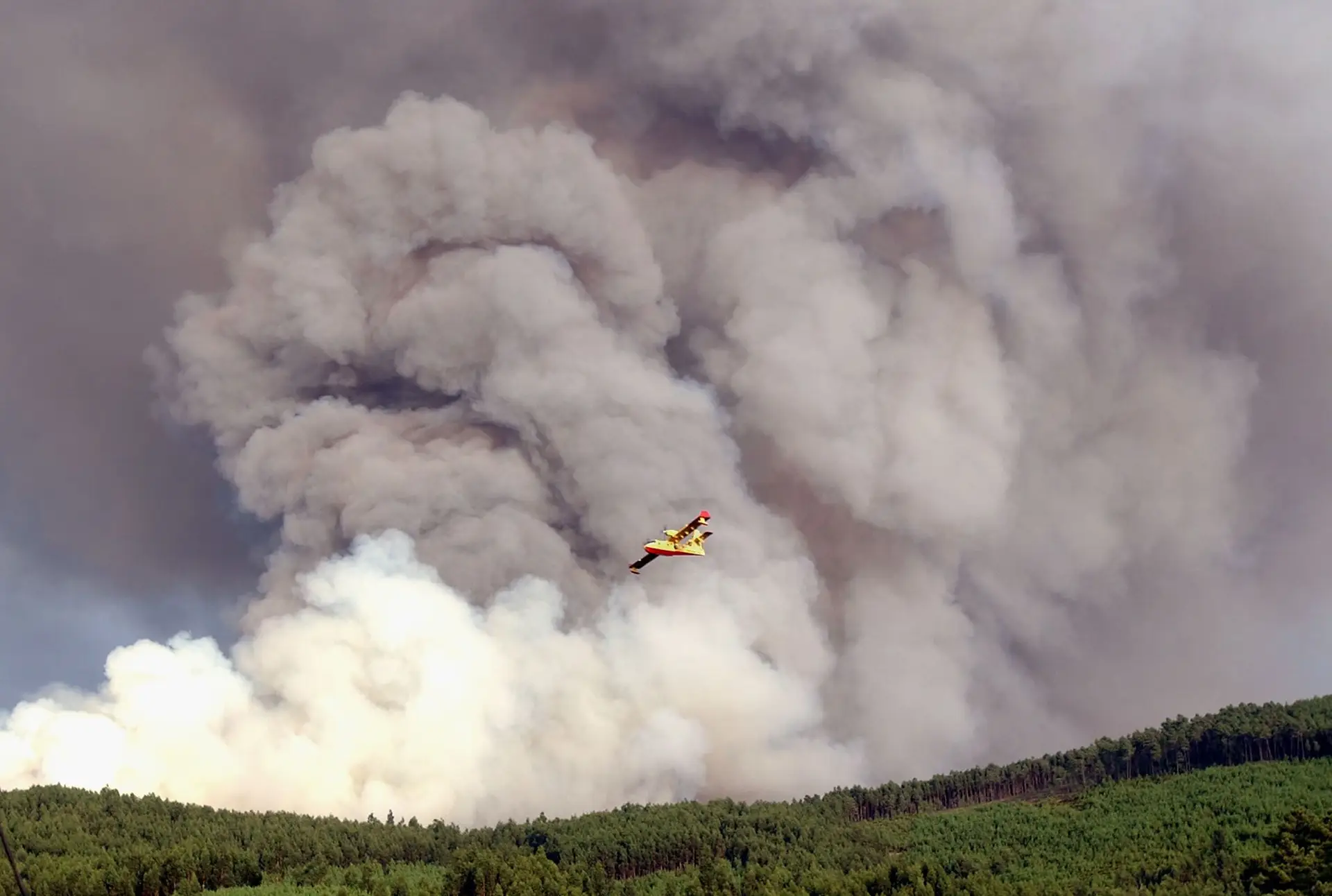 Dois feridos graves em queda de Canadair no combate ao fogo no Gerês