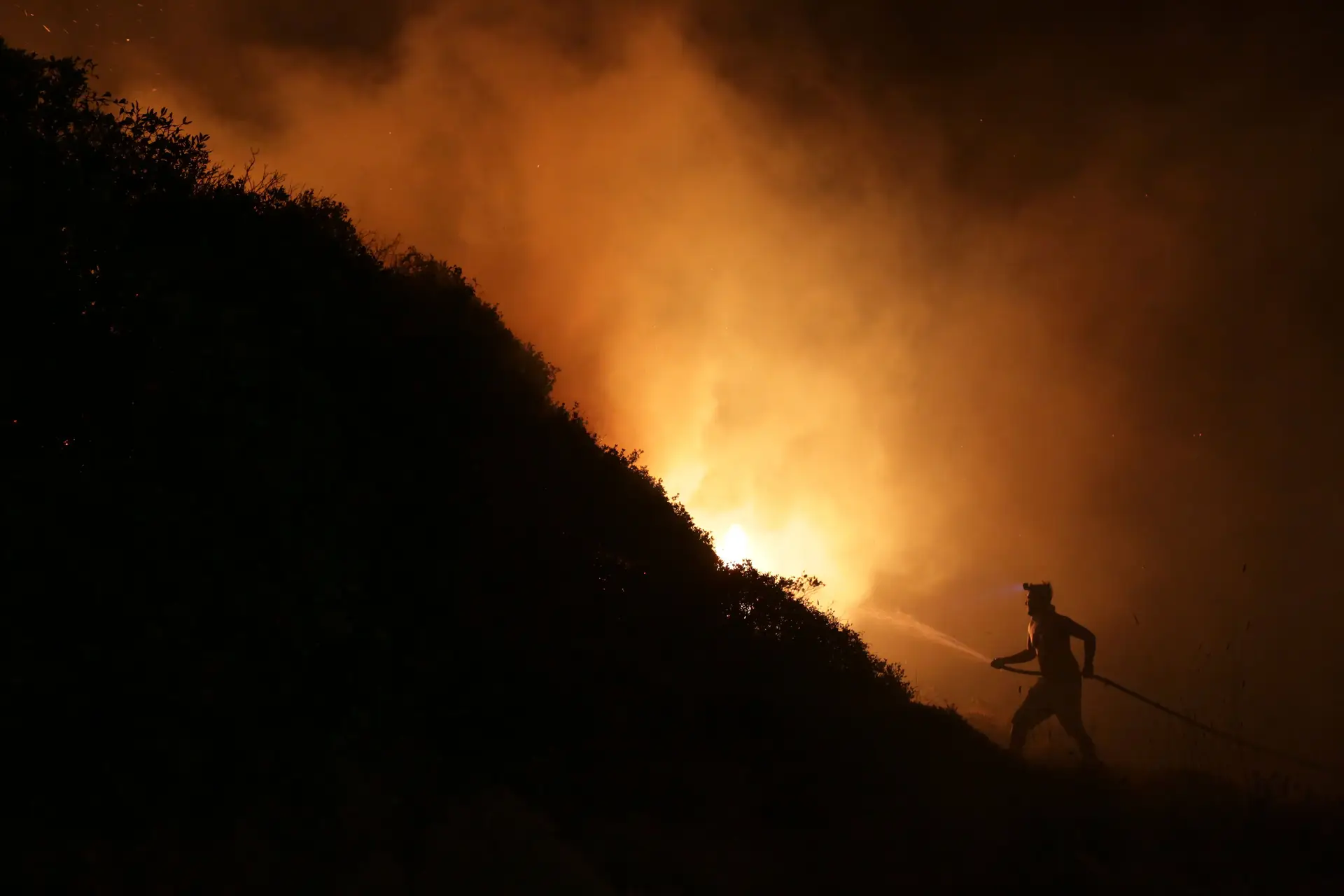Sete mortos e 25 feridos no pior dia de fogos do ano
