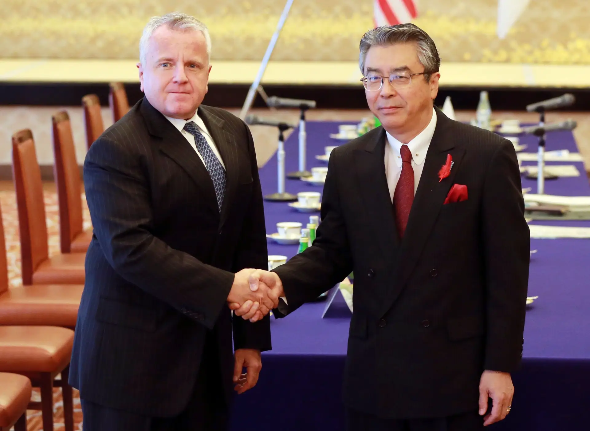 O subsecretário de Estado norte-americano John J. Sullivan (à esquerda) está em Tóquio, numa viagem asiática centrada na questão norte-coreana.