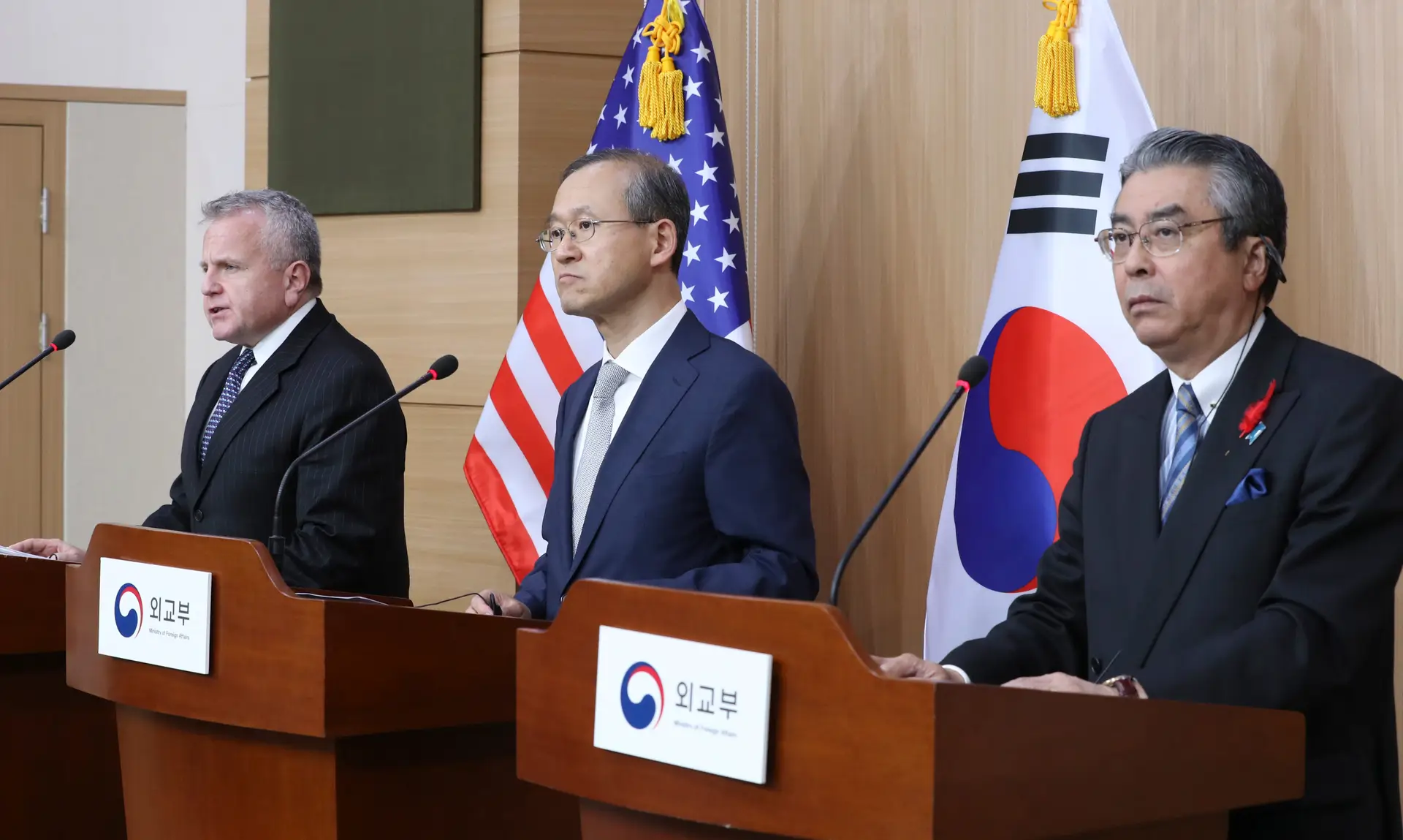 John Sullivan, vice-secretário de Estado norte-americano, Lim Sung-nam, vice-ministro dos Negócios Estrangeiros sul-coreano, e Shinsuke Sugiyama, vice-ministro dos Negócios Estrangeiros do Japão (da esquerda para a direita).