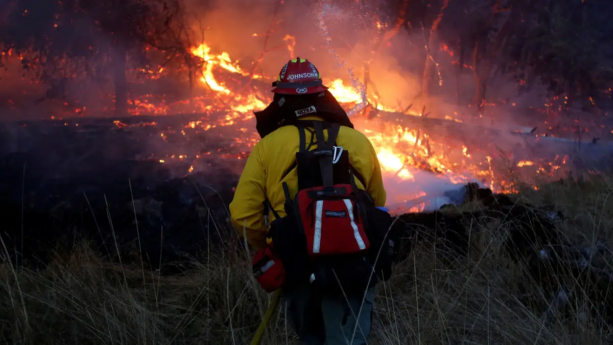 Bombeiro no combate ao fogo em Santa Rosa, Califórnia. A cidade foi uma das mais afetadas pelos incêndios neste estado norte-americano, que causaram 42 vítimas mortais.