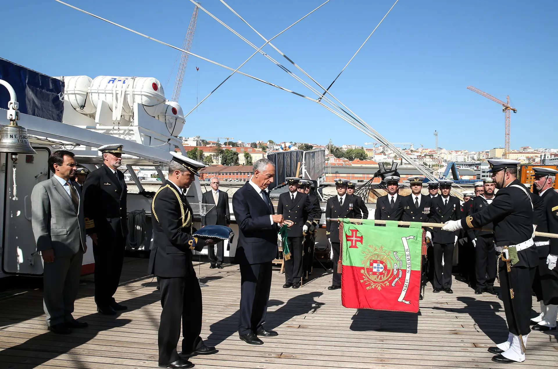 Marcelo Rebelo de Sousa no momento da condecoração do Navio Escola Sagres, em Lisboa.