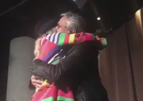 Madonna pede um abraço a Caetano Veloso