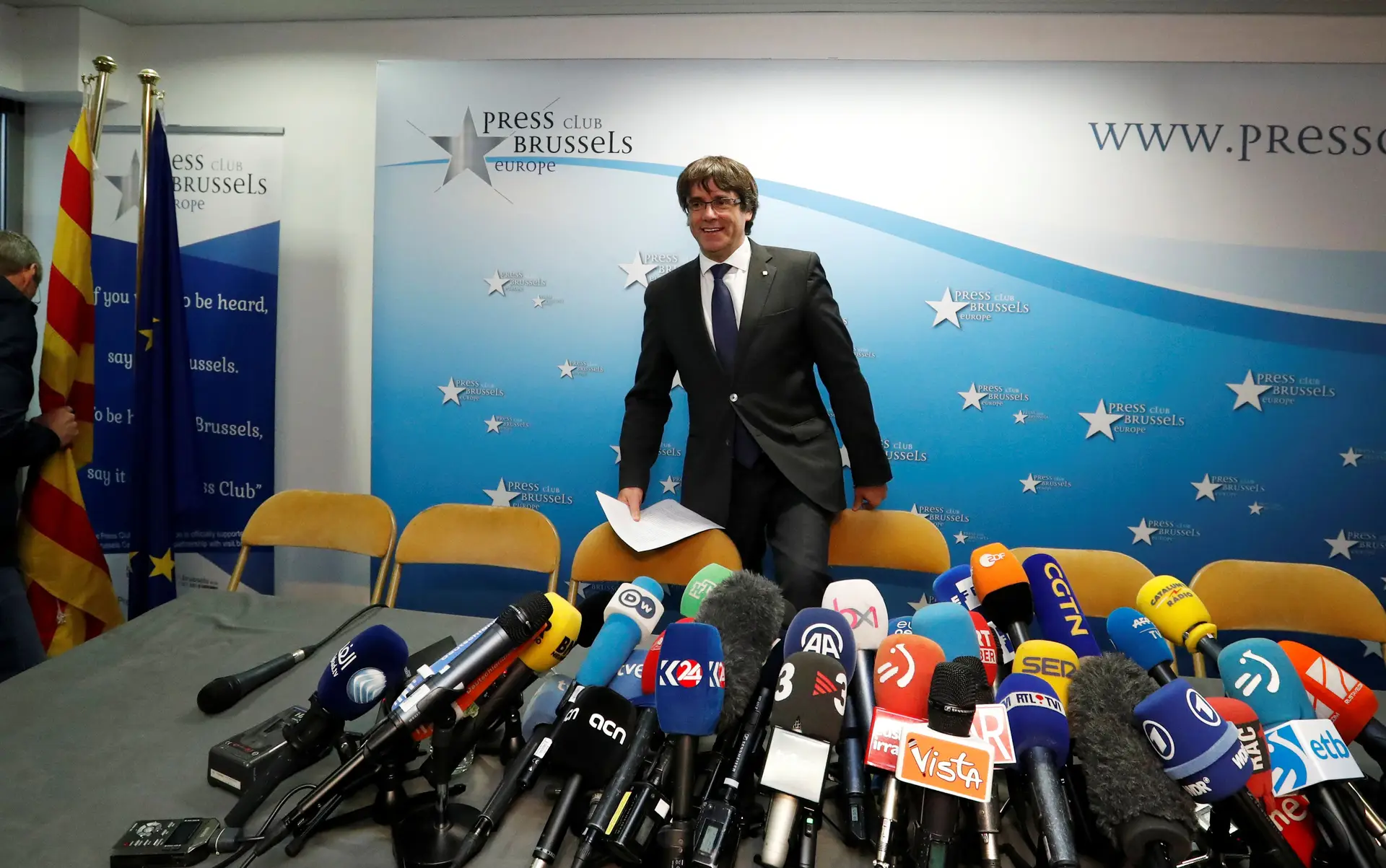 Governo espanhol extingue três organismos que assessoraram Puigdemont