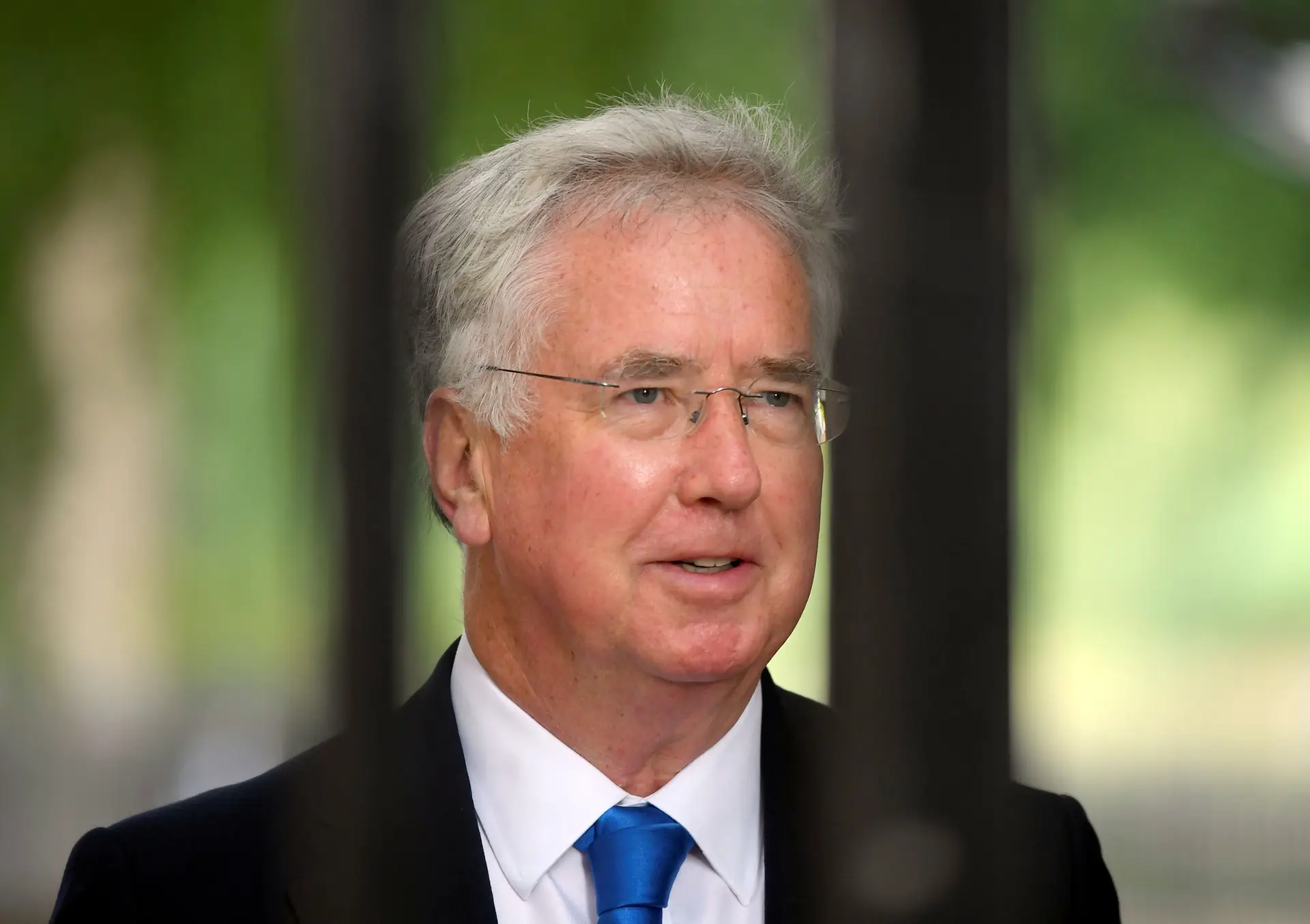 O ministro da Defesa britânico, Michael Fallon, demitiu-se, depois de ter admitido que teve uma conduta inapropriada com uma jornalista.