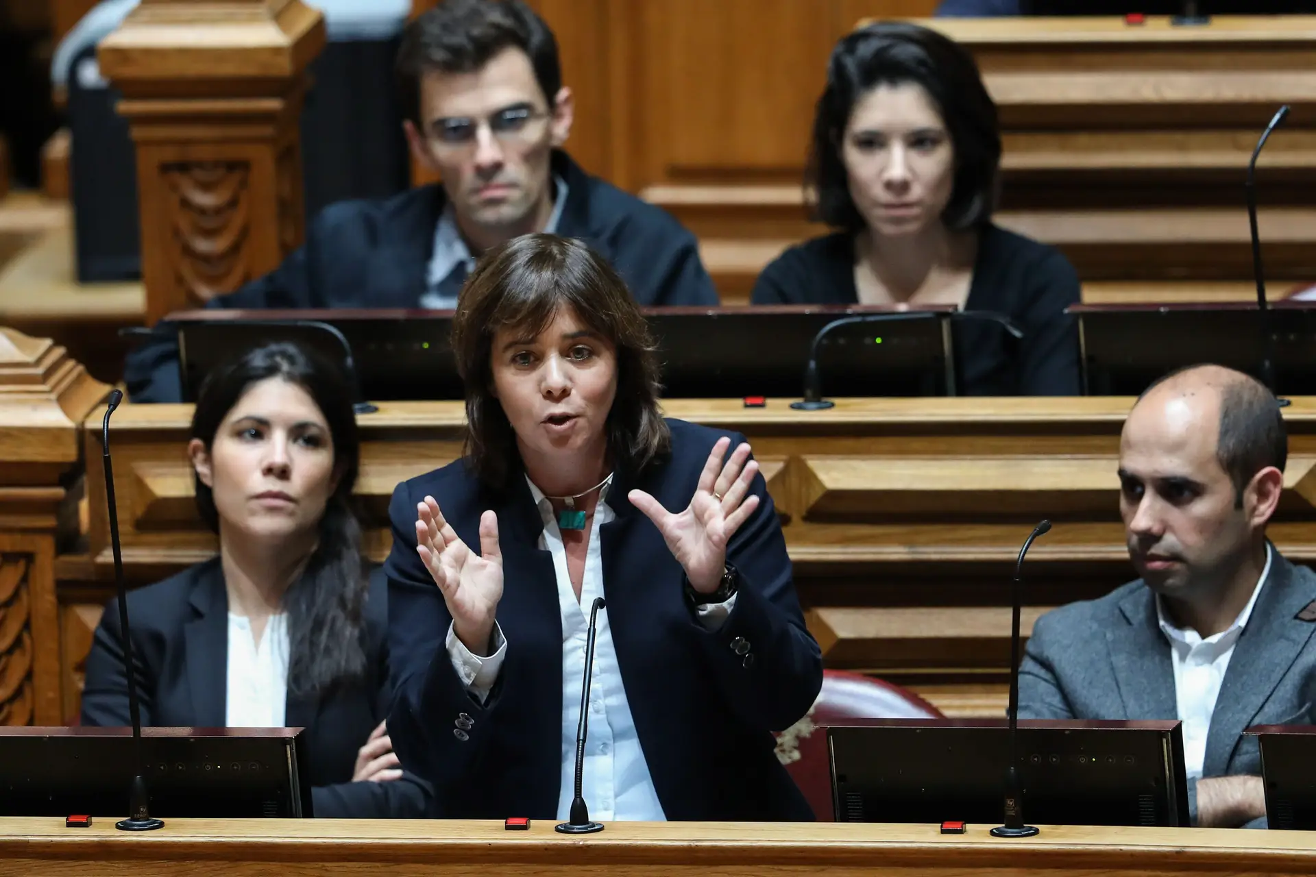 "Não nos meçam pela vossa bitola", pede Catarina Martins ao PSD e CDS