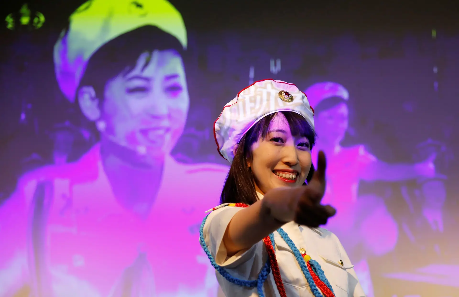 A presidente do clube de fãs da Coreia do Norte no Japão, sengun-joshi, que significa raparigas militares, num evento em Tóquio a 29 de outubro