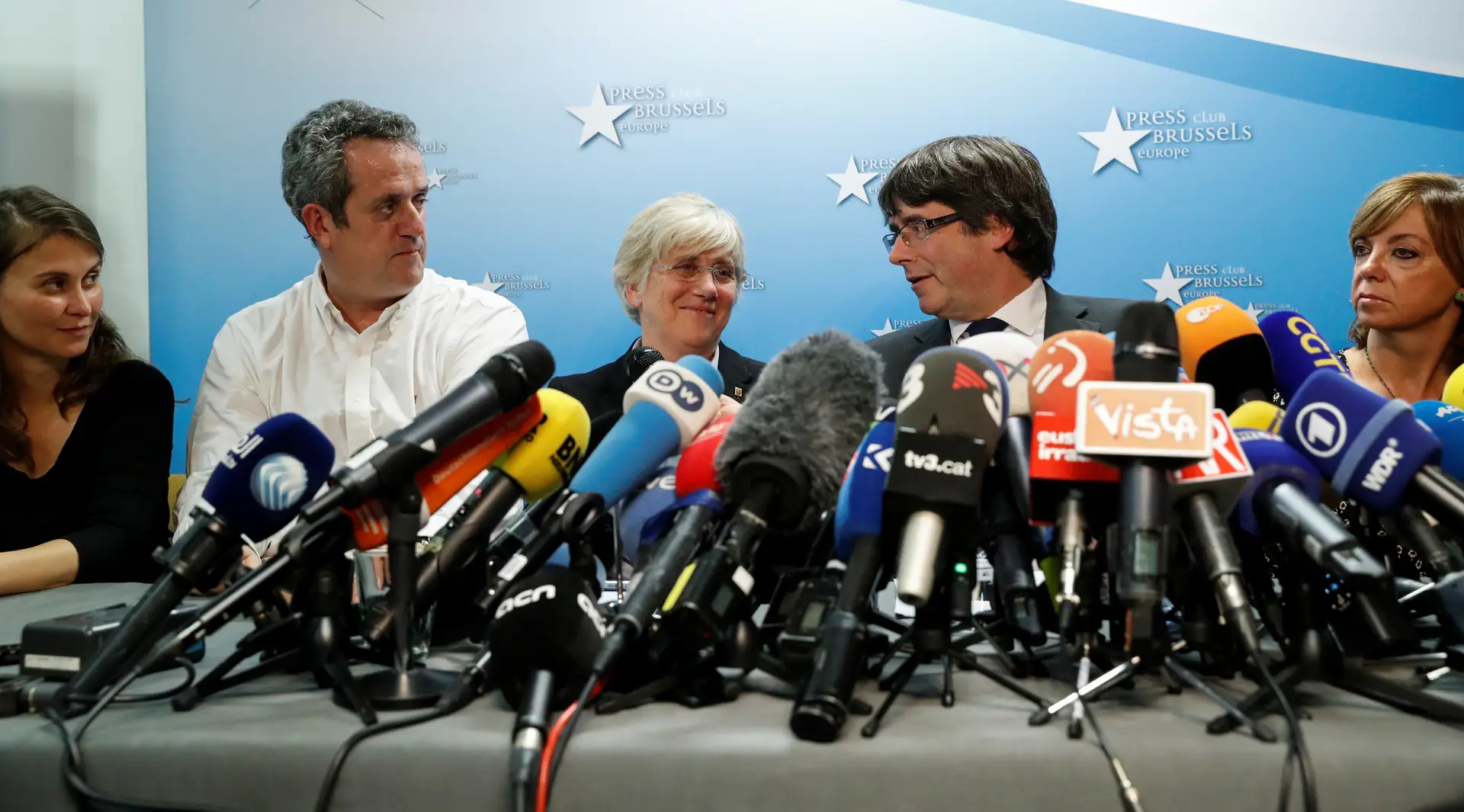 Puigdemont e 4 ex-ministros da Catalunha entregam-se às autoridades em Bruxelas