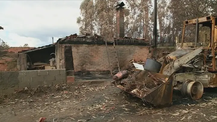 Mil casas destruídas pelos incêndios do ano passado em fase de reconstrução