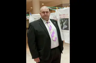 Político britânico que se demitiu devido a alegações de abuso sexual morreu