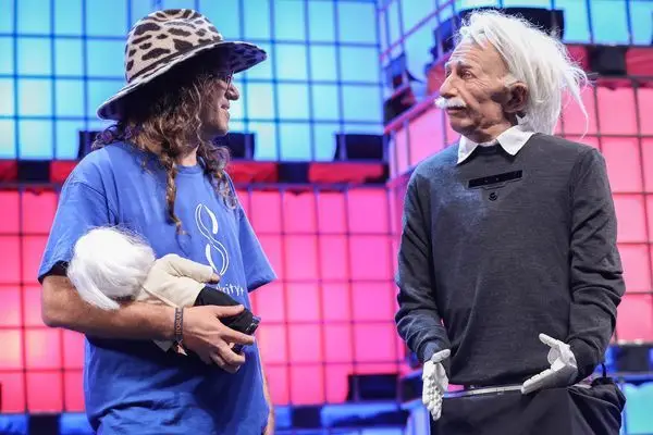 Einstein, um robot que é uma cópia do célebre físico, considera que o problema da convivência entre humanos e robots não se coloca ao nível da tenologia mas sim dos valores.
