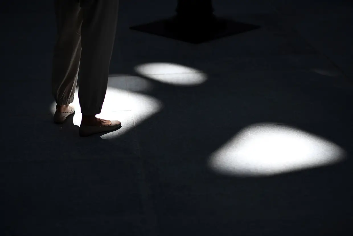 Na altura do lançamento do projeto levantaram-se vozes contra o aspeto "mercantil" da "venda da marca" do Museu do Louvre e também a Organização Não Governamental Human Rights Watch, entre outras ONG, denunciaram as condições de trabalho dos imigrantes que participaram na construção dos edifícios, mas as críticas foram-se desvanecendo ao longo dos anos.