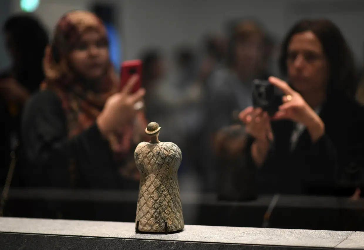 O Louvre Abu Dhabi, cuja abertura foi retardada várias vezes devido a problemas de financiamento, é o primeiro de três museus que deverão ser criados em Saadiyat: segue-se um Guggenheim, concebido pelo arquiteto Frank Gehry, e o Zayed National Museum, confiado a Norman Foster.