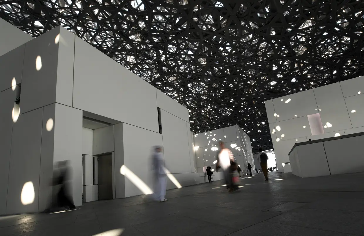 Dez anos após o lançamento do projeto, o novo museu, concebido pelo arquiteto francês Jean Nouvel, será oficialmente inaugurado numa cerimónia prevista para as 20:00 locais (16:00 GMT), com a presença do Presidente da República Francesa Emmanuel Macron.