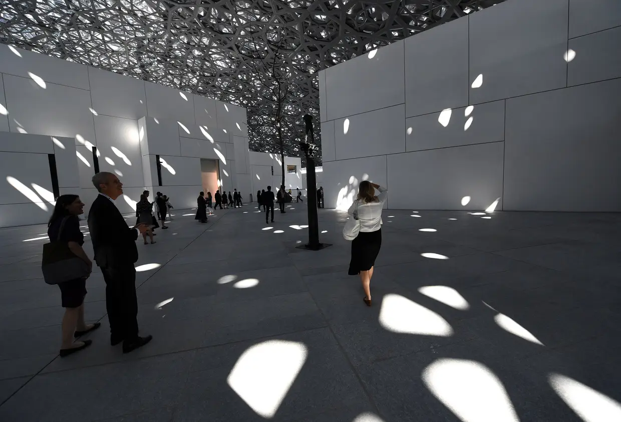 O Louvre de Abu Dhabi é "um museu universal, o primeiro no mundo árabe", disse.Contrariamente a outros museus, cujo percurso propõe uma classificação por estilos ou civilizações, este destaca temas universais e as influências comuns entre as culturas, desde a pré-história aos nossos dias.