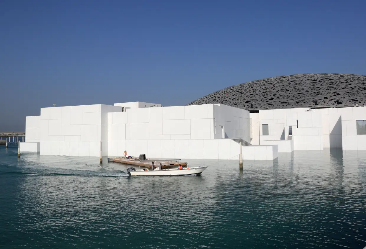 O Louvre Abu Dhabi é fruto de um acordo intergovernamental assinado em 2007 entre Paris e Abou Dhabi, com uma duração de 30 anos, e no valor de mil milhões de euros, incluindo a organização de exposições temporárias.