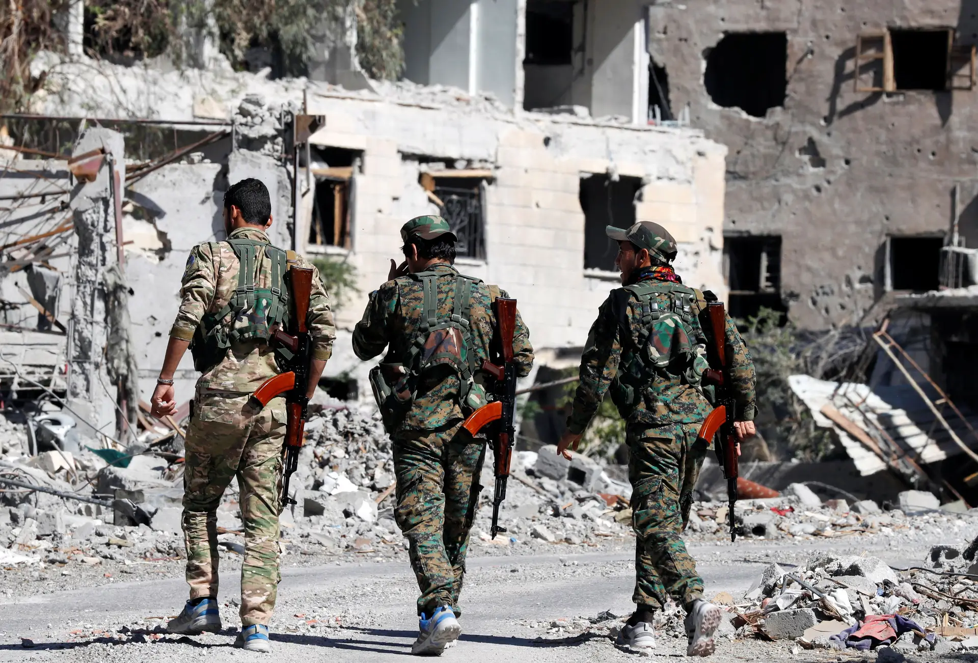 Forças sírias cercam última cidade controlada pelo Daesh