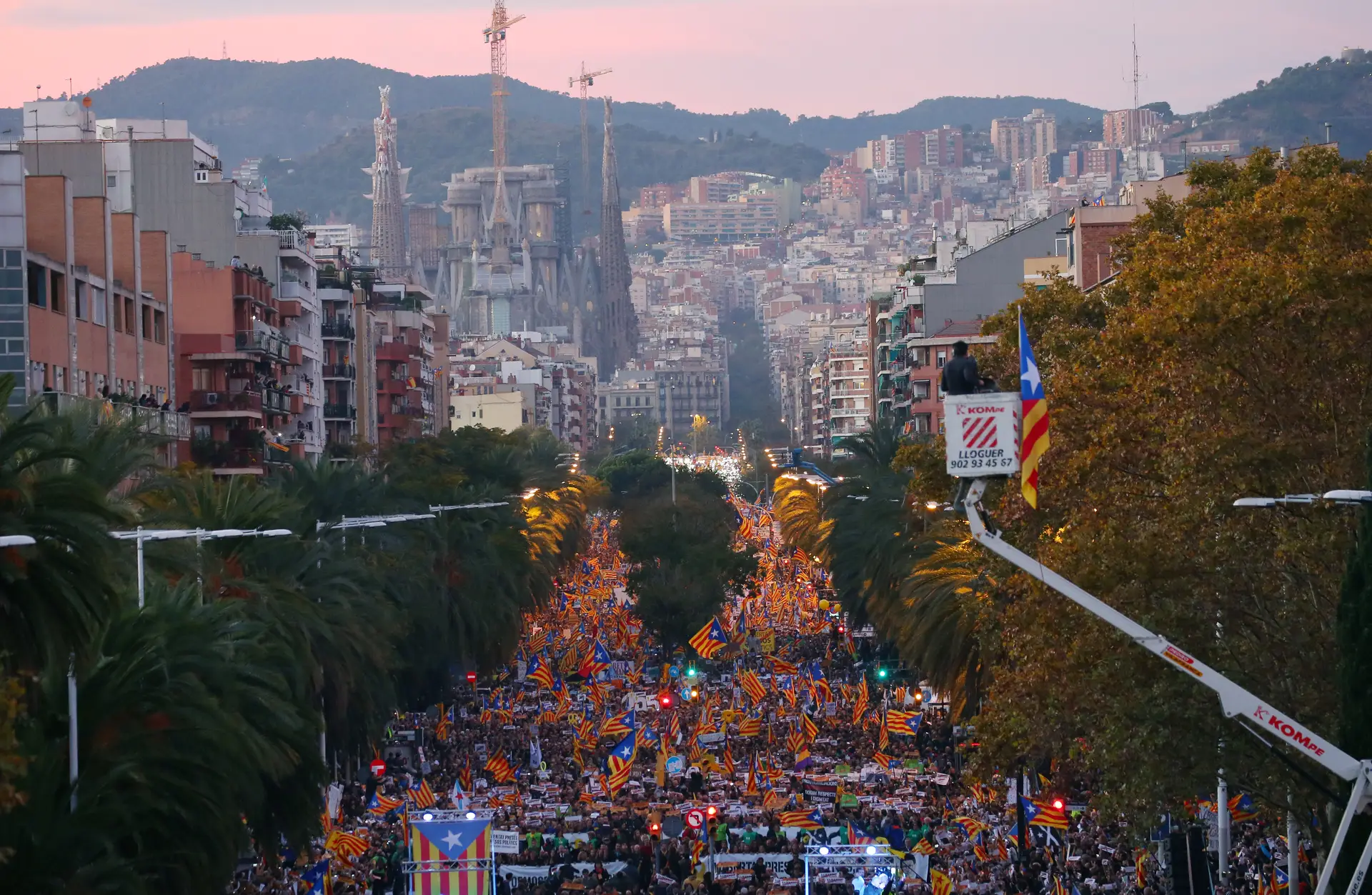 Milhares nas ruas de Barcelona pela libertação de políticos detidos
