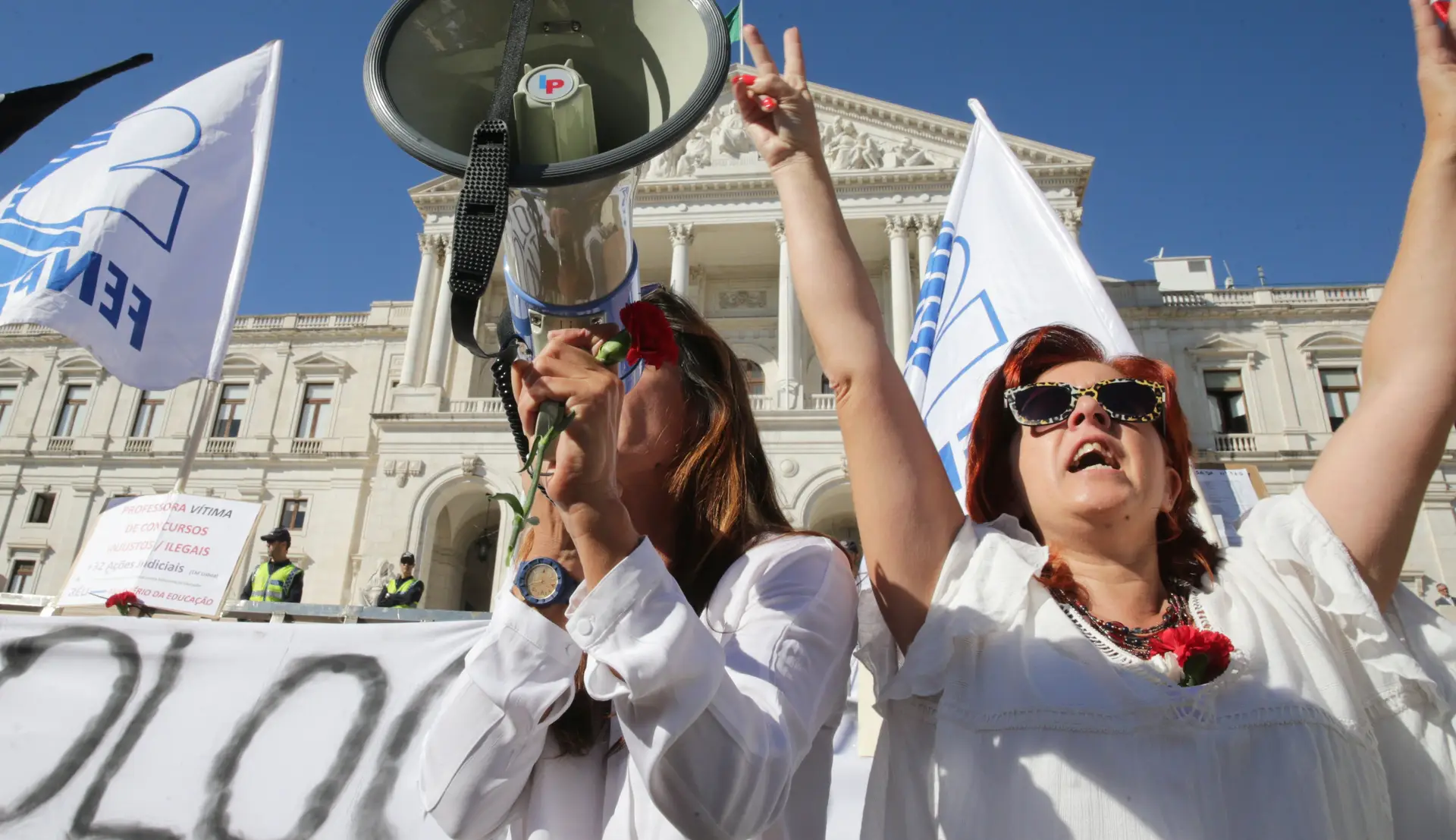 Professores ameaçam com greves no segundo e terceiro períodos