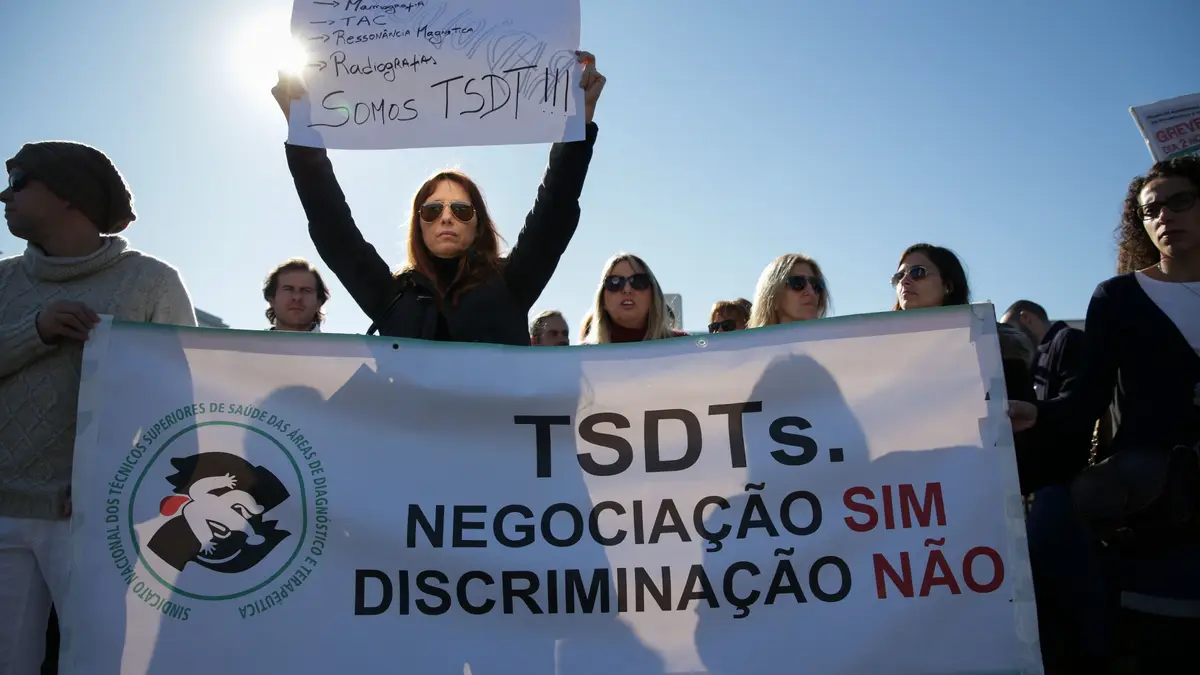 Manifestação de Técnicos Superiores das áreas de Diagnóstico e Terapêutica (TSDTs) como protesto face à falta de resposta às reivindicações da classe, frente ao Hospital de Santa Maria.