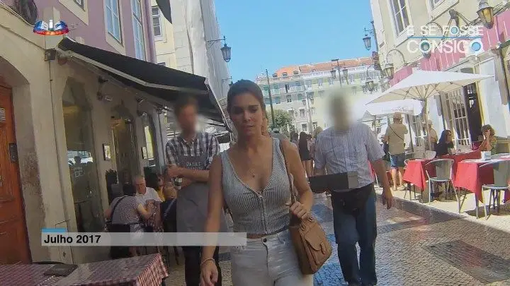 Quando uma mulher ou uma rapariga anda sozinha na rua, o que acontece?