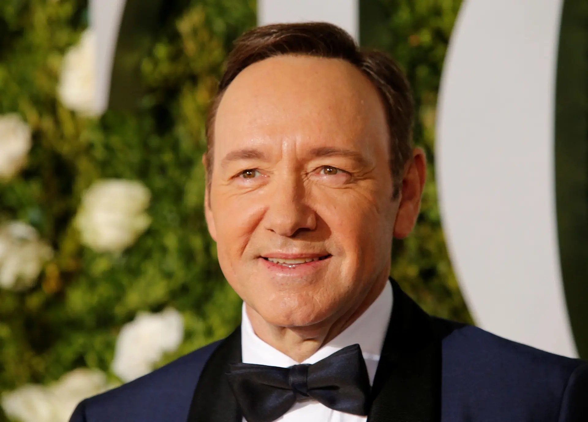 Kevin Spacey foi acusado por um ator, na altura menor, de assédio sexual. Anthony Rapp afirmou que quando tinha 14 anos foi convidado para uma festa em casa de Spacey, e que o ator embriagado o assediou. Na reação, o ex-protagonista de House of Cards disse que não se lembrava do momento, mas pediu desculpas mesmo assim. Na sequência deste caso, Kevin Spacey assumiu publicamente a sua homossexualidade. Algo que não agradou a comunidade LGBT, pois viram a sua revelação como uma desculpa para os seus atos. O escândalo não tardou a abalar a carreira do ex-protagonista da série "House of Cards", atualmente com 58 anos, com contratos terminados, substituições em filmes e até o cancelamento de uma homenagem.
