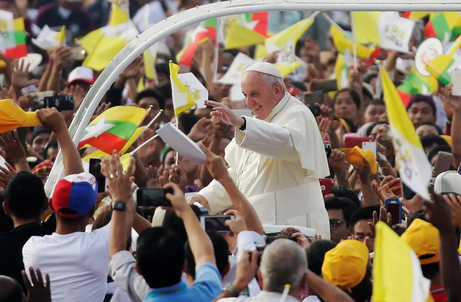 Papa pede perdão na primeira missa pública em Myanmar