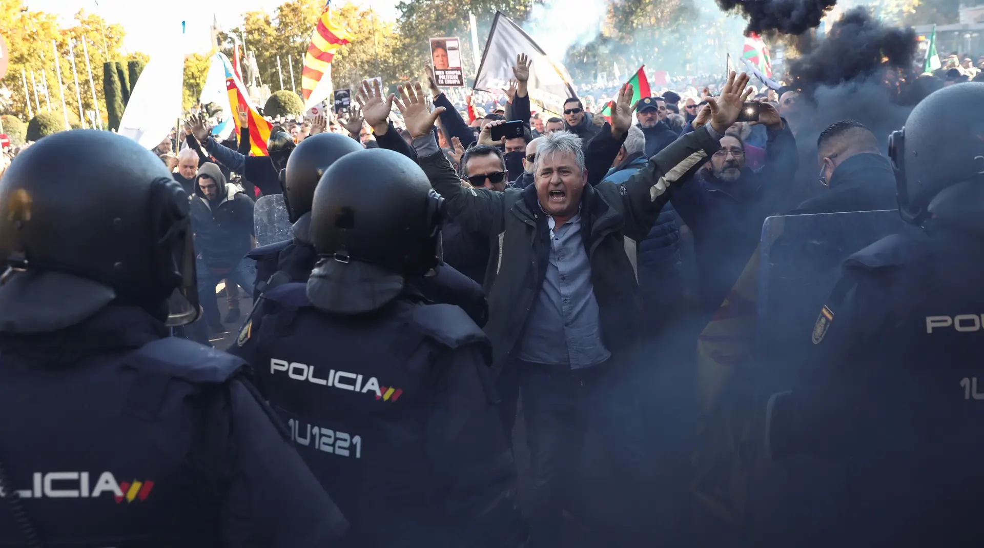 Taxistas em protesto hoje perto do Palácio do Parlamento Espanhol