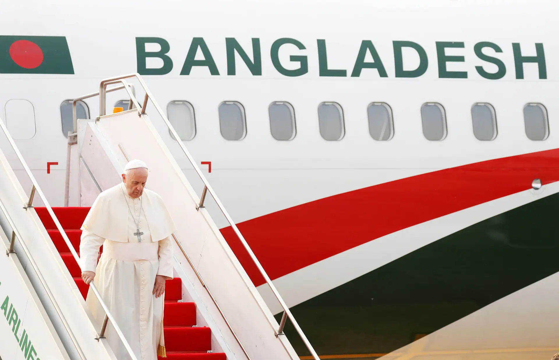 O Papa Francisco, hoje, à chegada a Daca, no Bangladesh