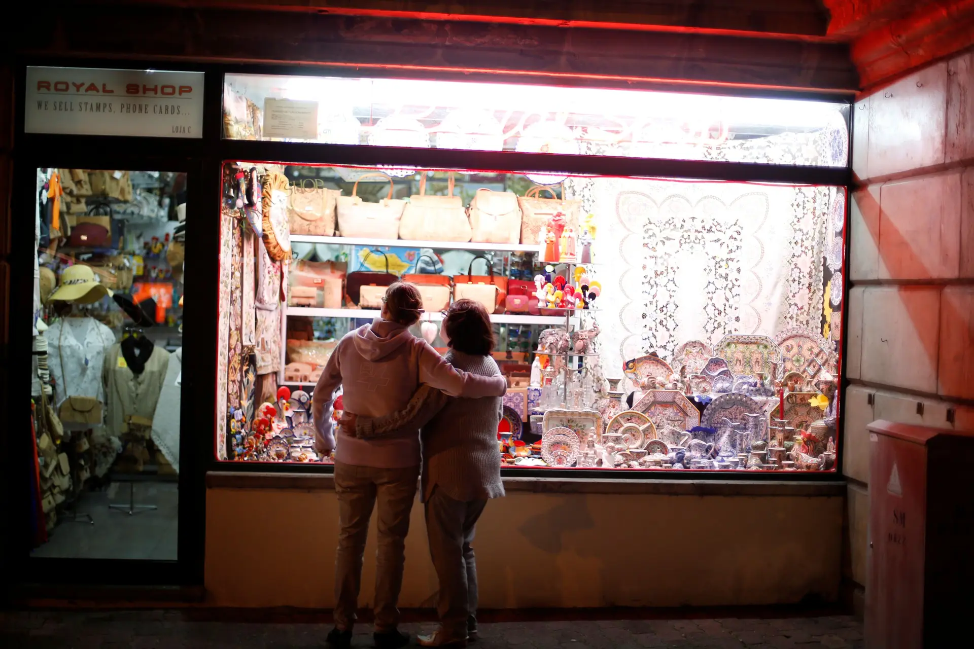 Menos portugueses vivem com privações materiais mas ainda são 1,8 milhões