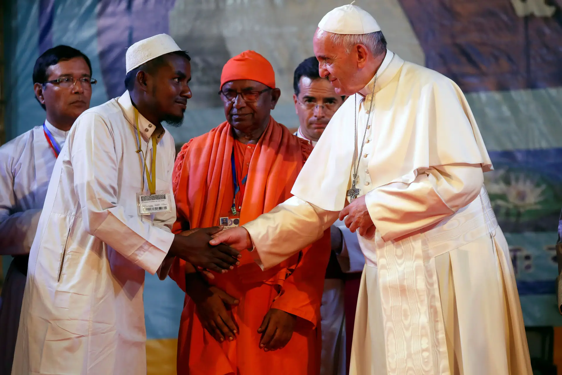 O Papa Francisco num aperto de mão com um lider religioso Rohingya refugiado no Bangladesh.