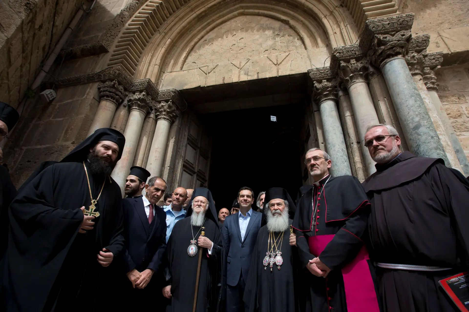 Patriarca ortodoxo grego Theophilos (centro) com outros líderes cristãos e o primeiro-ministro grego
