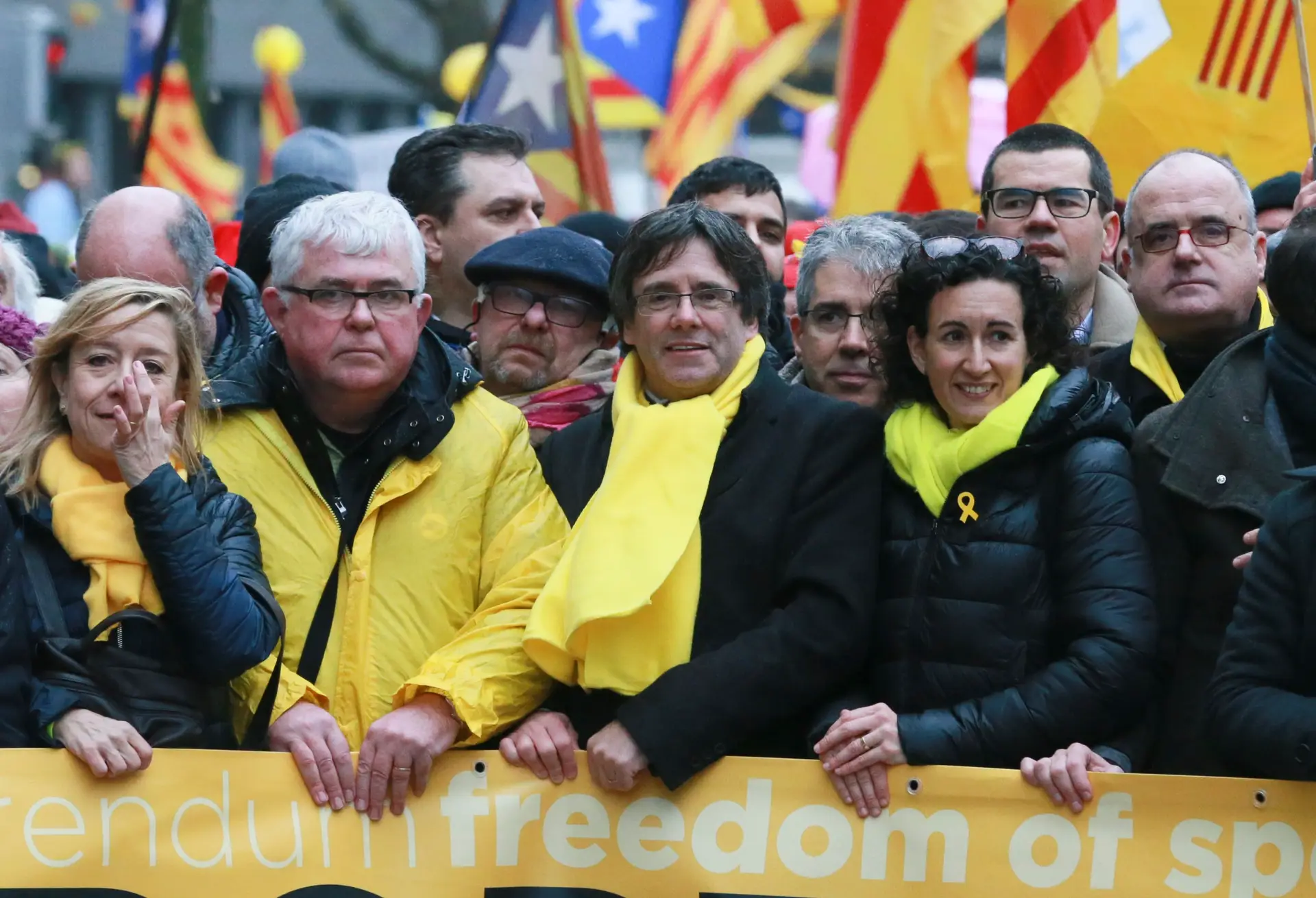 Puigdemont pergunta a Juncker se já viu tantos milhares apoiarem "criminosos"