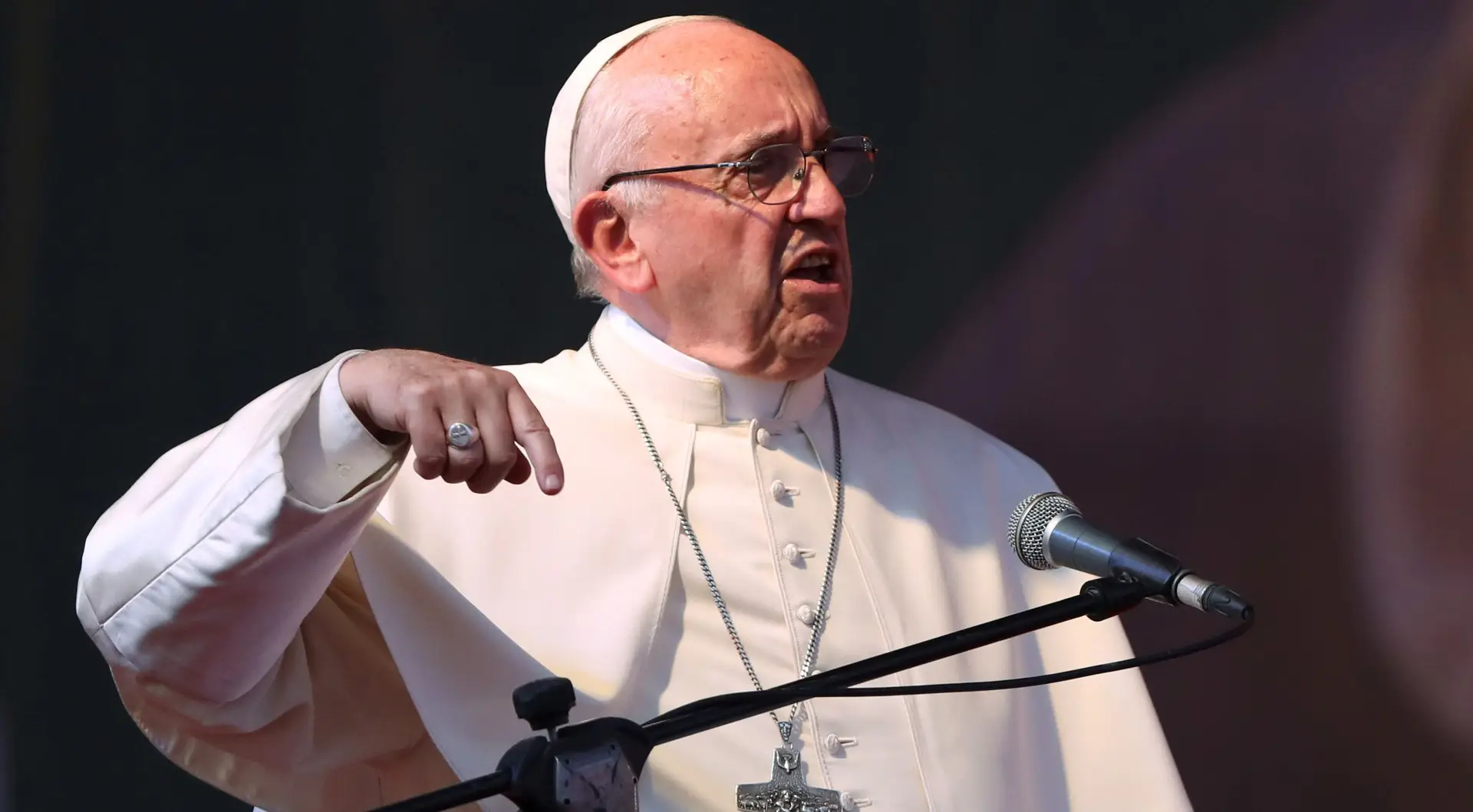 Papa considera que a cidade de Roma se resignou à "degradação"