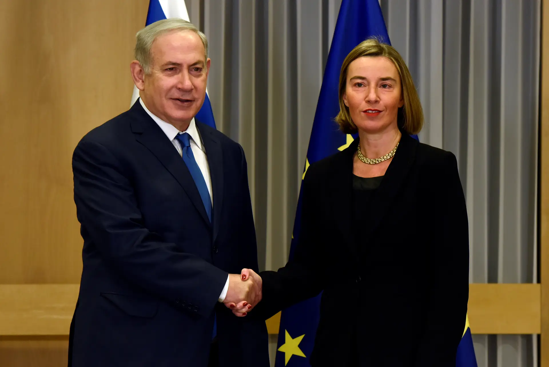 O primeiro-ministro Benjamin Netanyahu com a chefe da diplomacia europeia Federica Mogherini