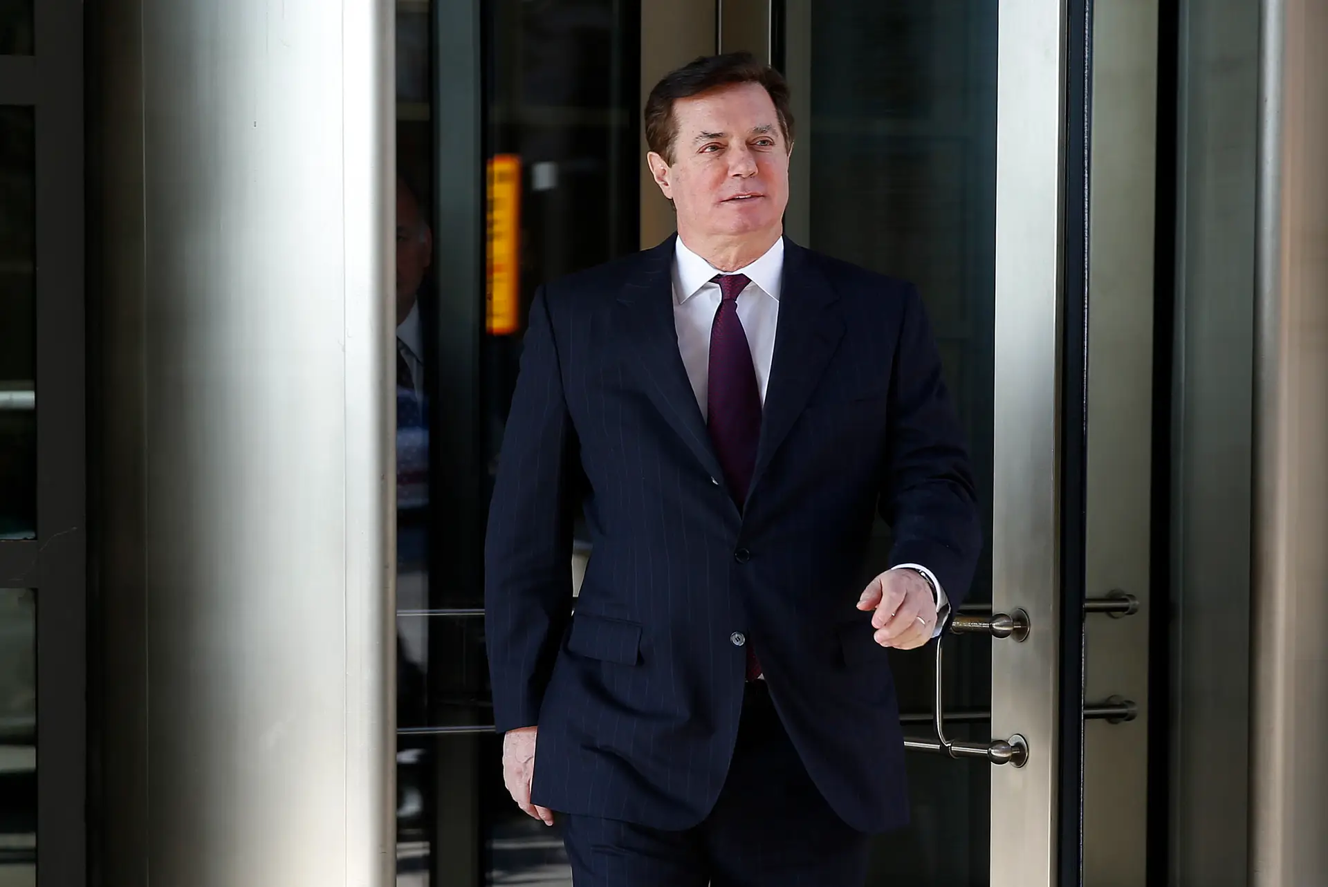Ex-assessor de Trump em liberdade condicional após pagar fiança de 8,5 milhões €