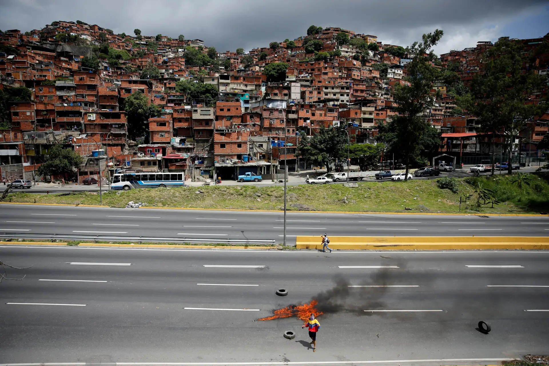 EUA dizem estar ao lado do povo venezuelano e oferecem ajuda humanitária