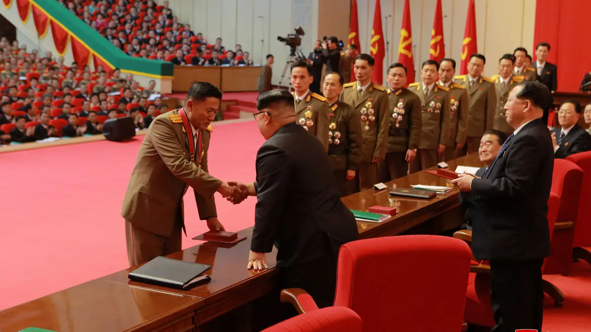 O partido da Coreia do Norte é apresentado a cientistas, técnicos e trabalhadores que contribuem para o lançamento dos mísseis intercontinentais.