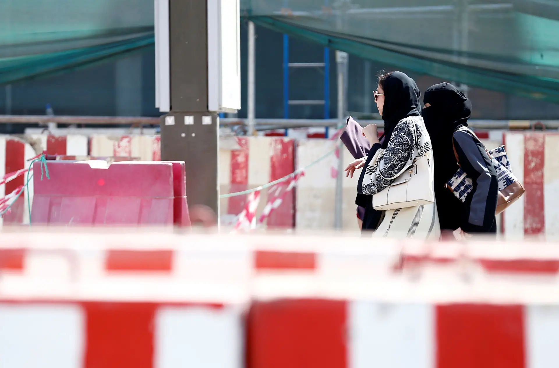 Mulheres sauditas também vão poder guiar motas e camiões a partir de junho