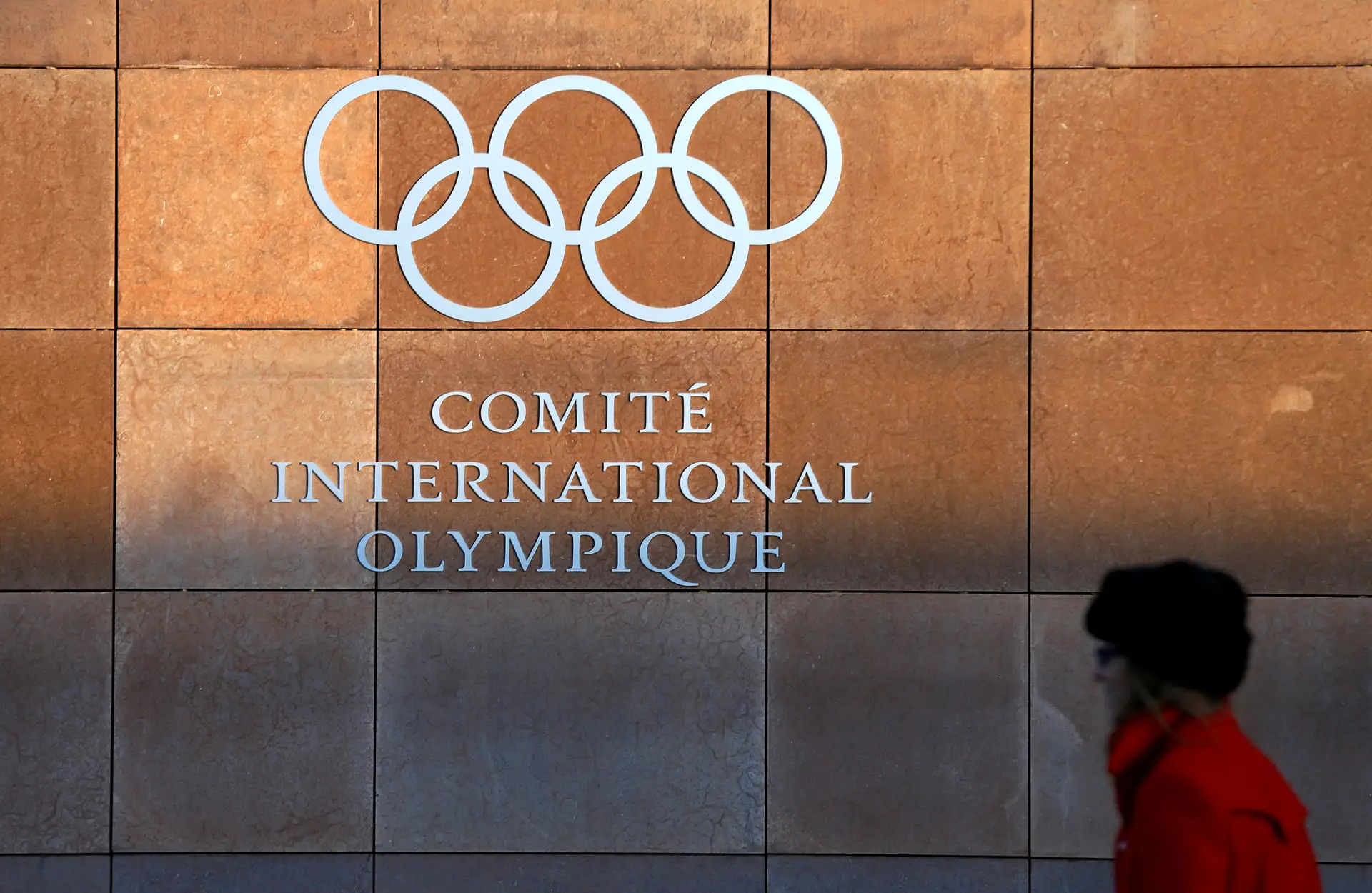 Onze atletas russos sancionados por doping