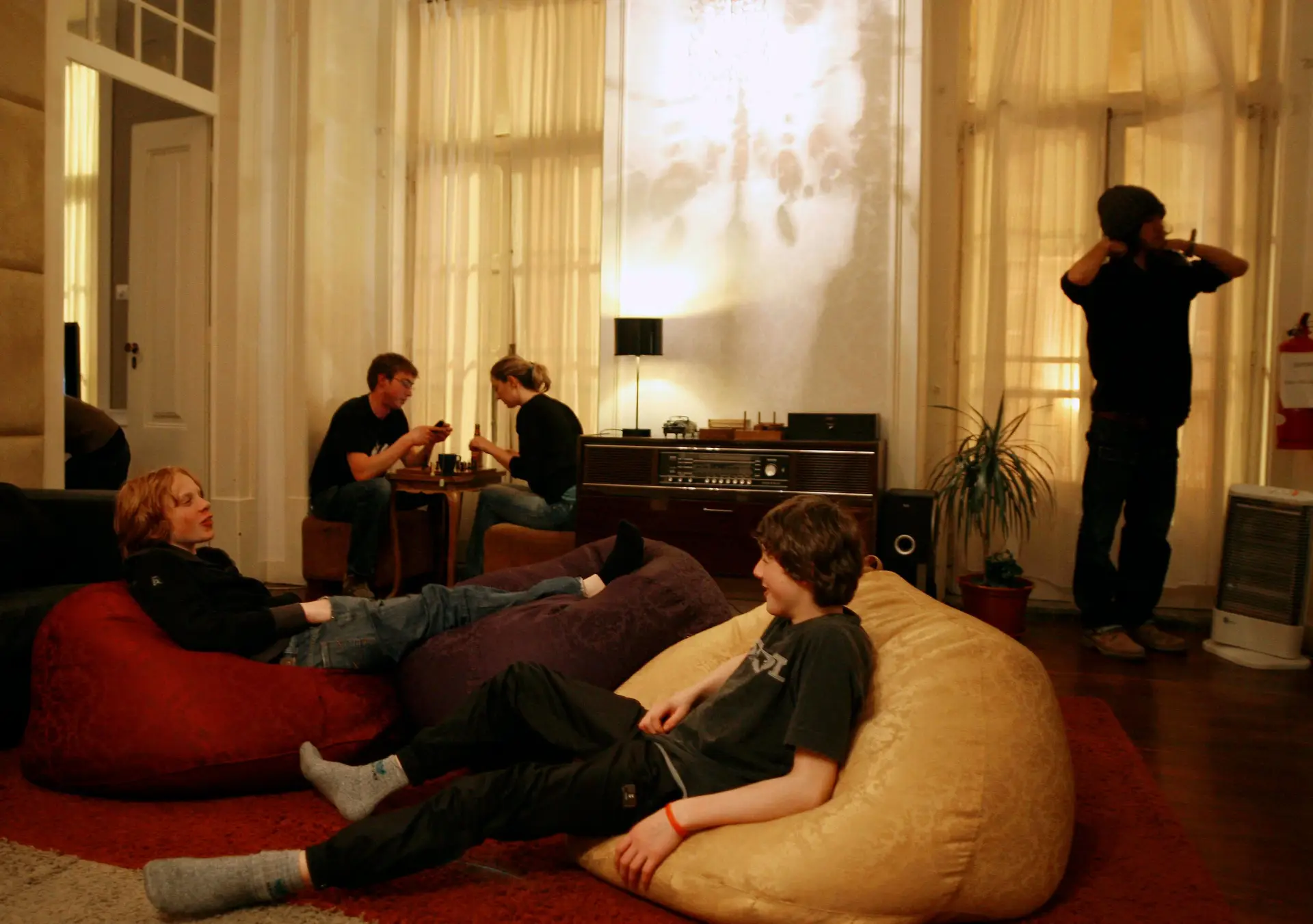 Hóspedes no hostal Travellers House na Rua Augusta, no centro de Lisboa.