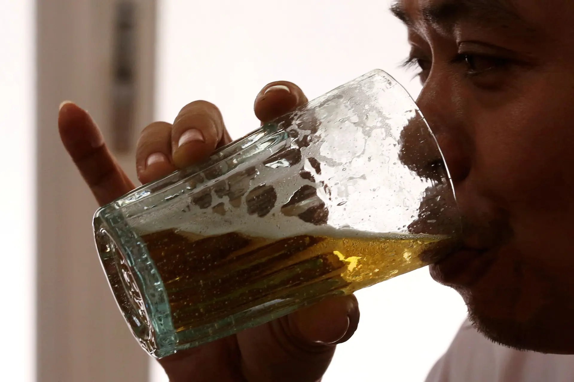 Porque algumas pessoas ficam vermelhas após beberem álcool