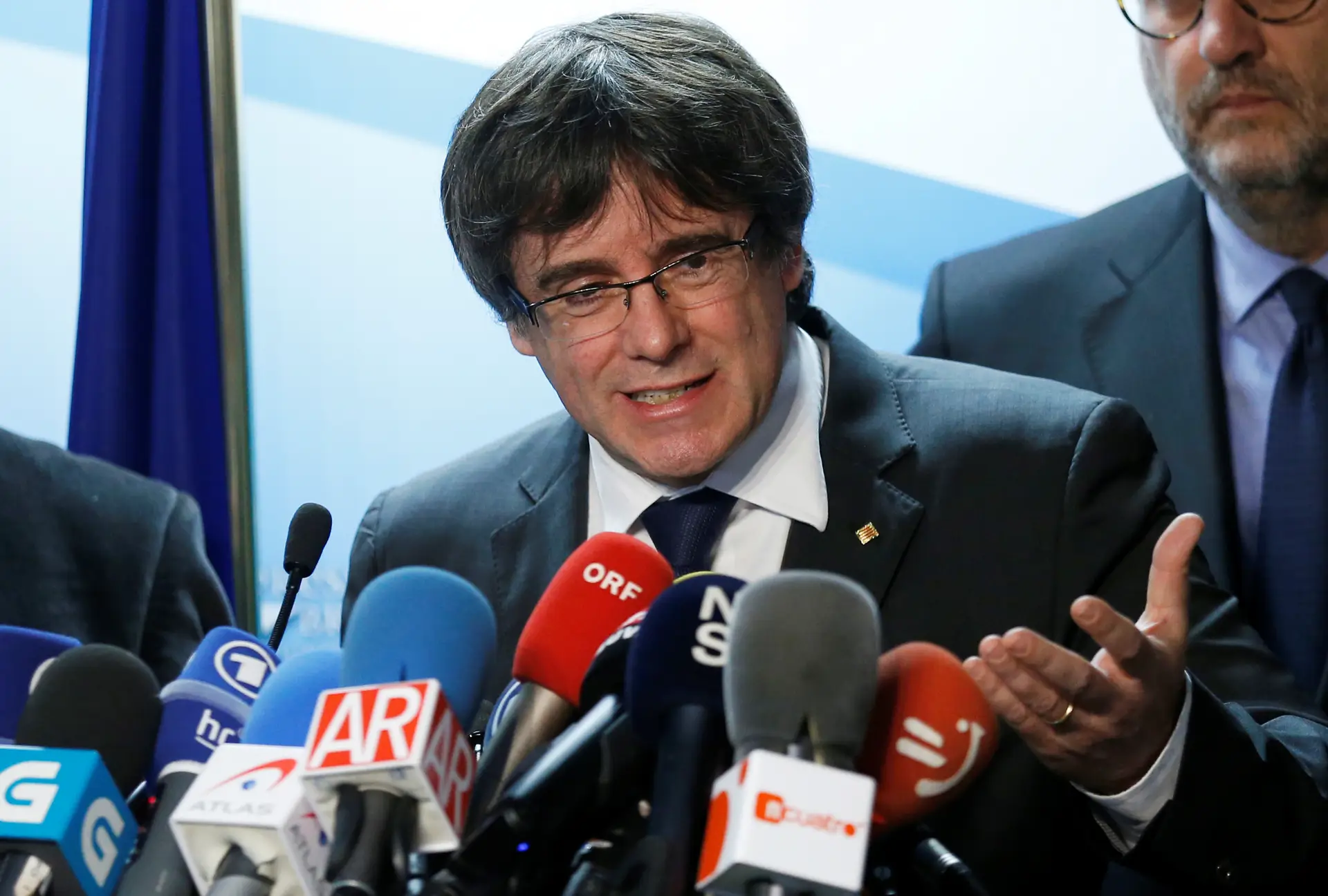Puigdemont defende que "presos políticos" passaram a ser "reféns"
