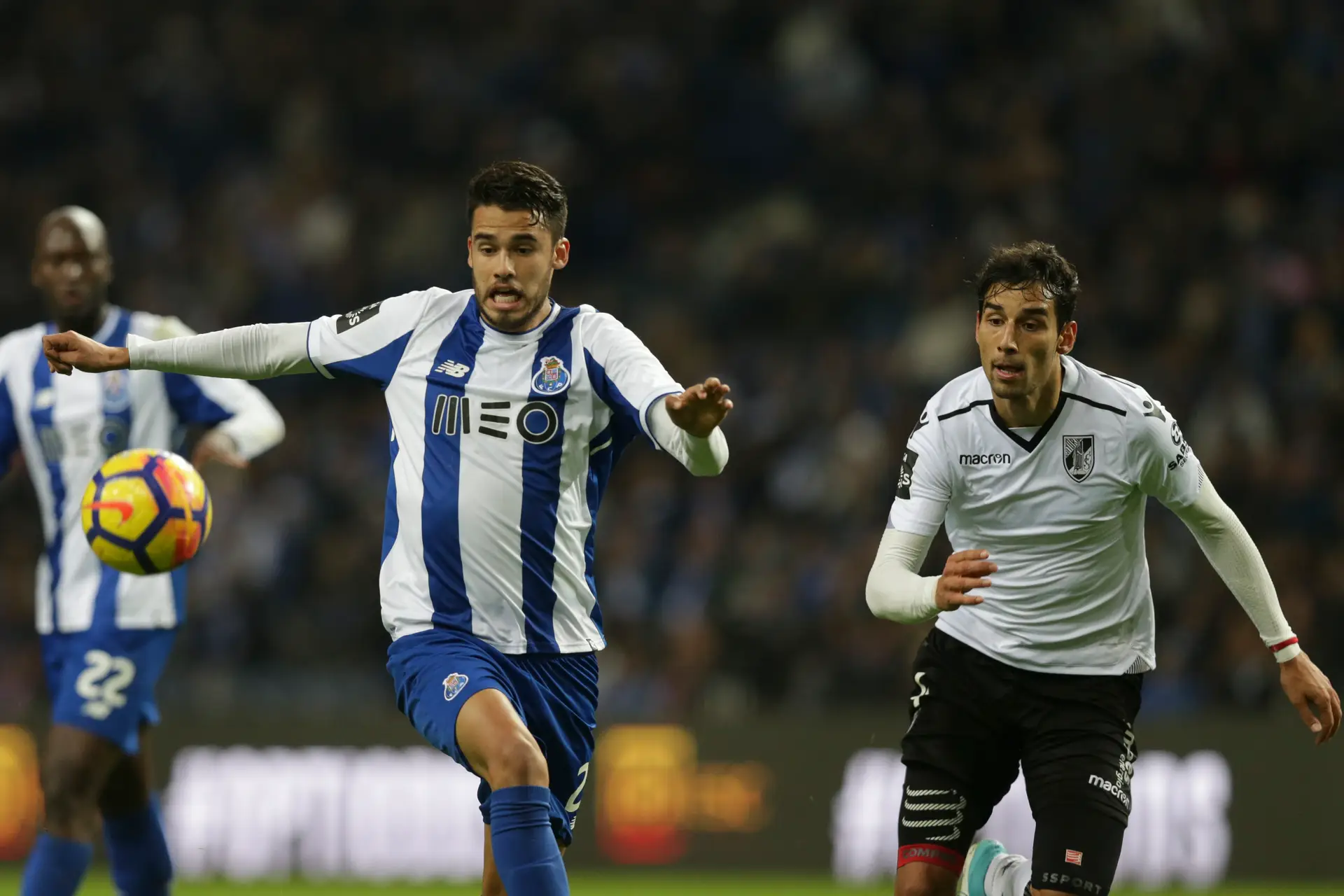 FC Porto goleia Vitória de Guimarães e segura liderança