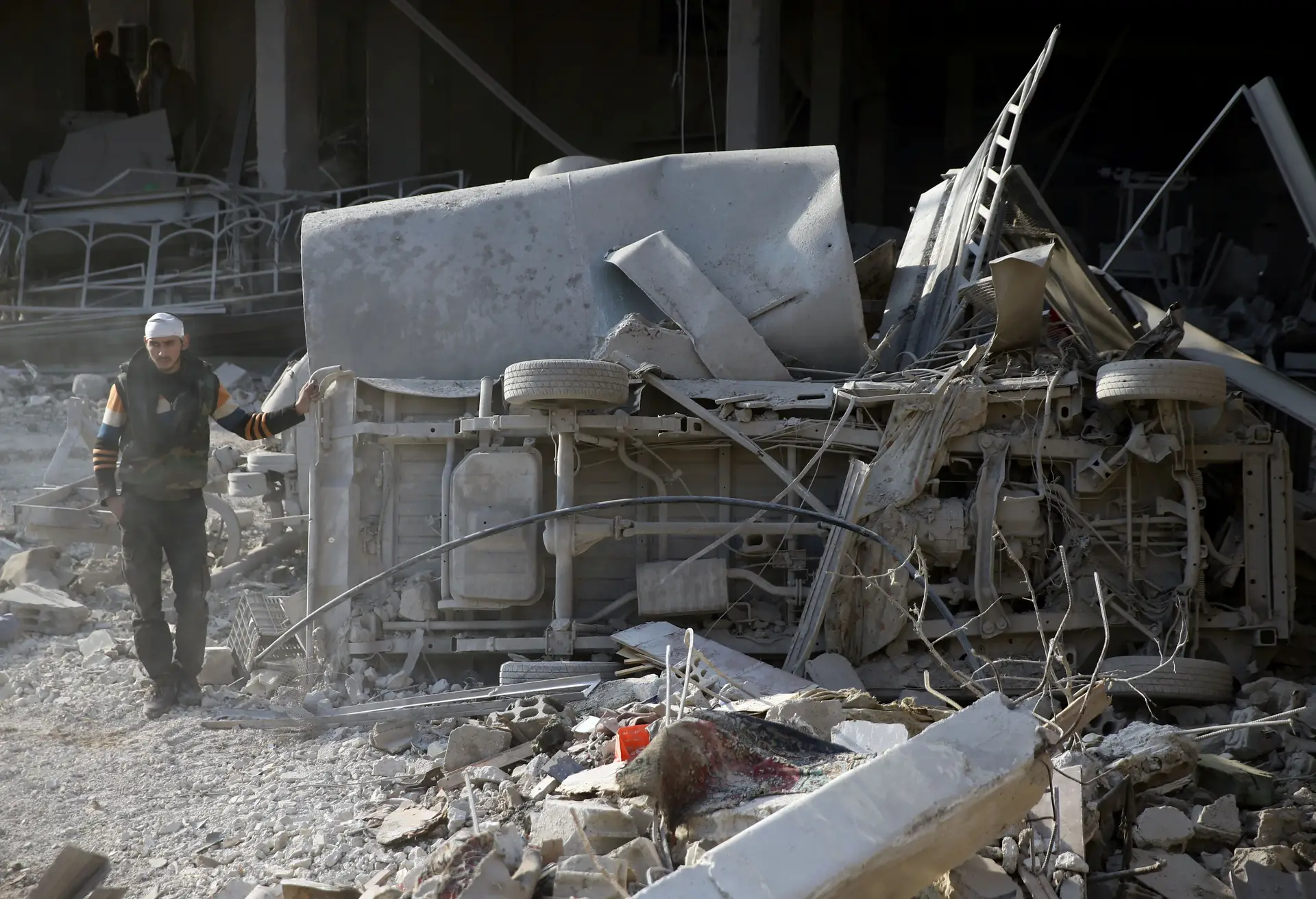 Bombardeamentos perto de Damasco provocam a morte de pelo menos 15 civis