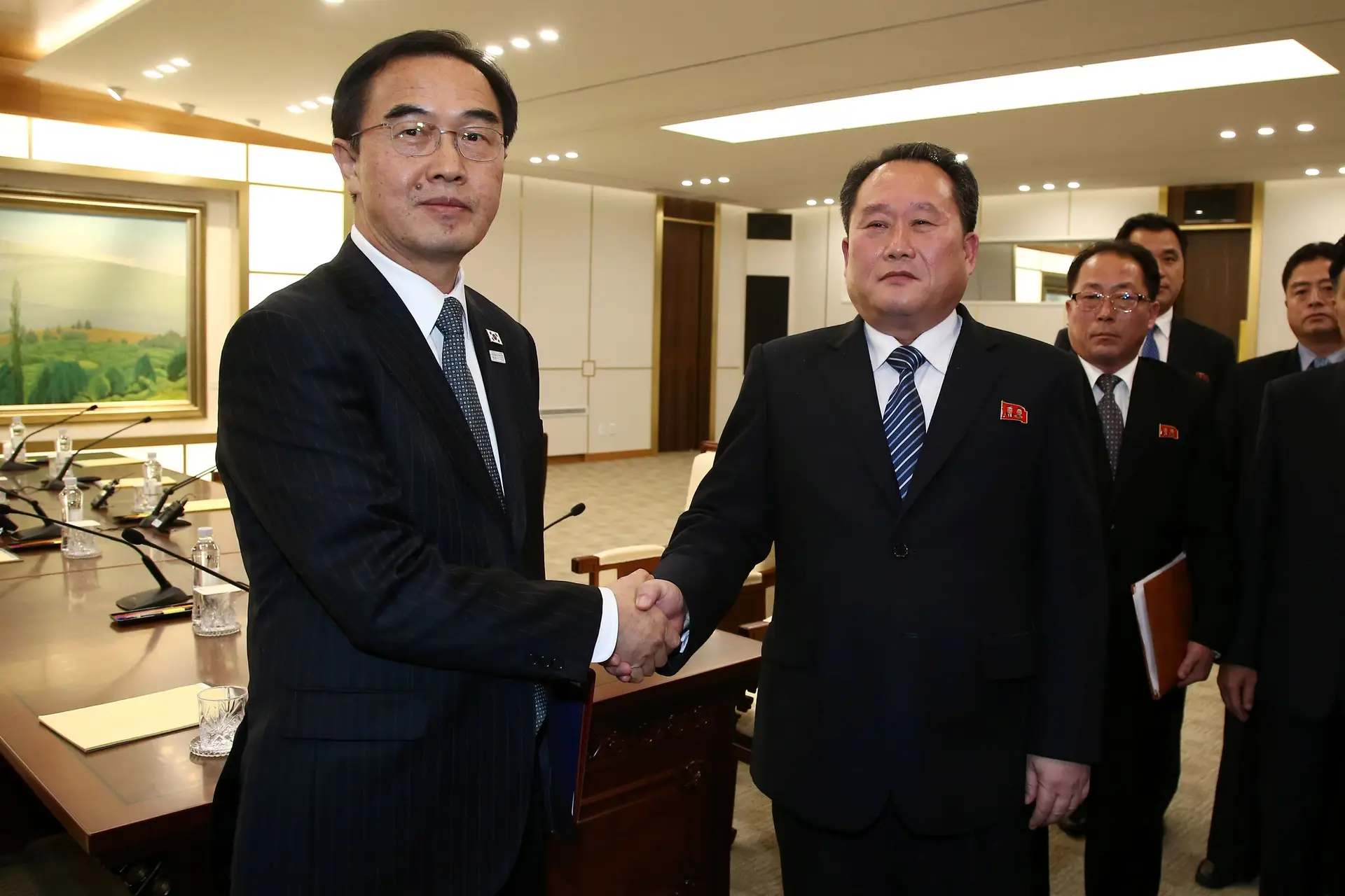 Num encontro entre delegados de ambos os governos, o primeiro do género que acontece em mais de dois anos, o regime norte-coreano aceitou o convite da Coreia do Sul para participar nos Jogos de PyeongChang e fez saber que enviará uma delegação desportiva ao evento.