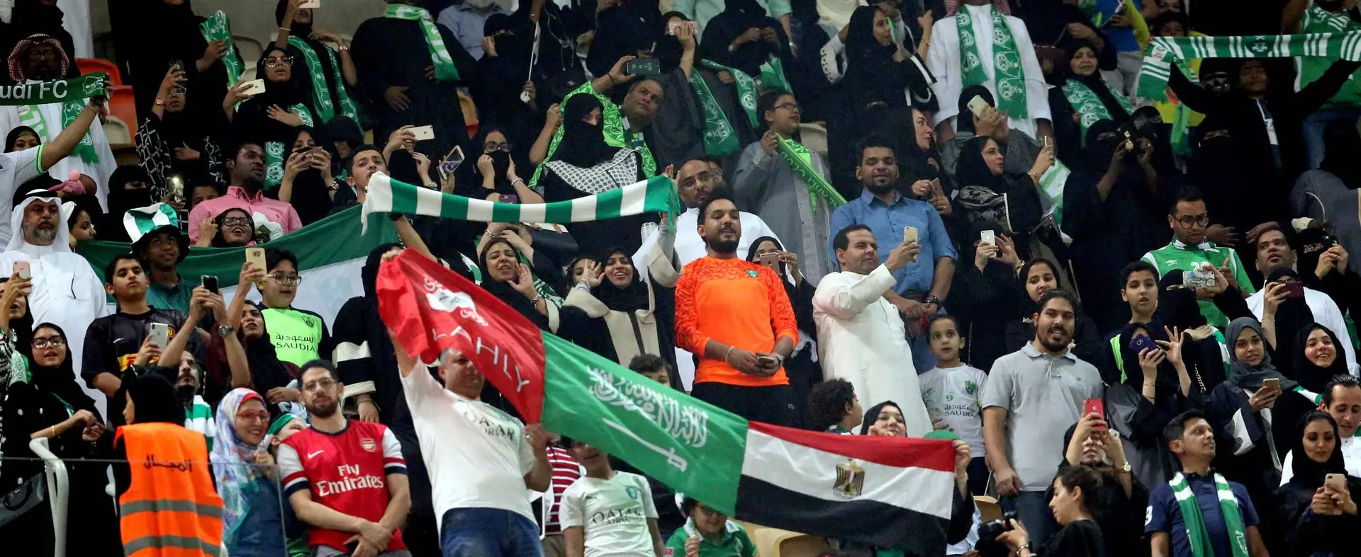 Mulheres sauditas assistem ao vivo a um jogo de futebol pela primeira vez